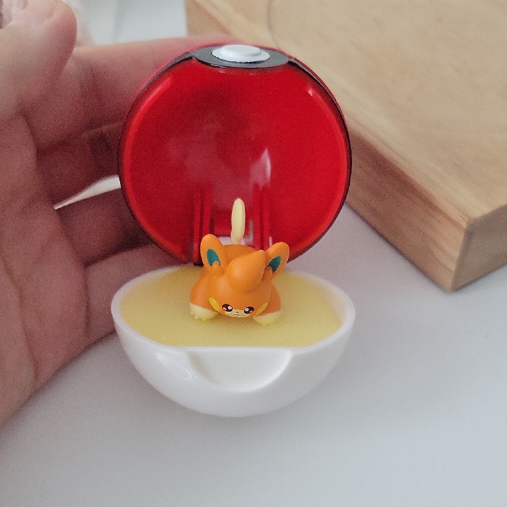 *NEW* Pokemon Red and White Poké Ball Toy with Pawmi Ring Figure
